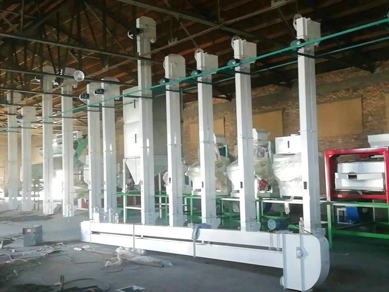 青海格爾木30噸藜麥成套設備安裝中